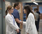 Dr. Jules Millin (Adelaide Kane, l.); Dr. Monica Beltran (Natalie Morales, r.)