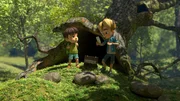 Kleiner Fu&szlig; und Raphael sind gemeinsam im Wald unterwegs auf Schatzsuche.