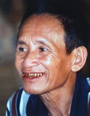 Stolzer Besitzer von sieben Elefanten ist Saw Mosche, der sein Leben erzählt. Stolzer Besitzer von sieben Elefanten ist Saw Mosche, der sein Leben erzählt.