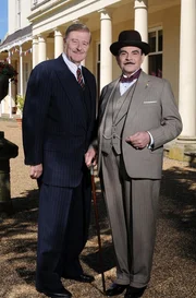 Hercule Poirot (David Suchet) mit Captain Warburton (Martin Jarvis, l)