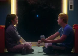 Sophie (Lana Condor, l.); Walt (Cole Sprouse, r.)