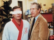 Jonathan (Robert Wagner, l.) und sein fr&uuml;herer Professor, der blind ist und Jonathan hilft, sich als Blinder zurechtzufinden.