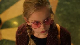 Romy (Vita Heijmen) ist begeistert, wie cool Oma Stine pl&ouml;tzlich geworden ist. Gemeinsam begeben sie sich auf das ein oder andere Abenteuer.