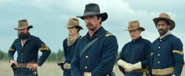 L - R: Rory Cochrane (Sergent-chef Thomas Metz), Pvt. Philippe DeJardin (Timoth&eacute;e Chalamet), Capt. Joseph J. Blocker (Christian Bale), Lt. Rudy Kidder (Jesse Plemons), Jonathan Majors (caporal Henry Woodsen)