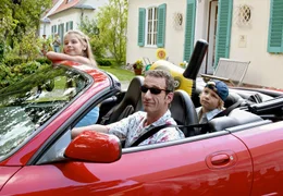 Der alleinerziehende Vater Dr. Peter Grainernapp (Heio von Stetten) macht mit seinen beiden Kindern Jennifer (Gina Sehlmeyer) und Philipp (Alexander Seidel) einen Badeausflug im neuen Luxusauto.