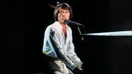 Seine Hits sind legend&auml;r, im Bademantel hat er die Welt erobert. &Uuml;ber 50 Jahre hat Udo J&uuml;rgens seine Fans begeistert mit gro&szlig;en Schlagern, tollen Partyhits und nachdenklichen Chansons. Ob "Griechischer Wein", "Ich war noch niemals in New York" oder "Ich wei&szlig;, was ich will" - fast jeder kennt diese Lieder und kann sie mitsingen. Er hinterl&auml;sst ein Werk mit &uuml;ber 1.000 Liedern. Ein echter Weltstar und Ausnahmek&uuml;nstler. "Aber bitte mit Sahne" - Legend&auml;re Hits von Udo J&uuml;rgens liefert die ultimative Udo J&uuml;rgens Playlist. - Udo J&uuml;rgens (Archivfoto, ZDF Hitparade ca. 1978)