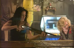 Heroine (Navi Rawat, l.); Grandma (Eileen Ryan, r.)