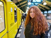 Die Psycholinguistin Dr. Diana Marossek erforscht ‚Kurzdeutsch‘ - in der Berliner Ringbahn. Die Psycholinguistin Dr. Diana Marossek erforscht ‚Kurzdeutsch‘ - in der Berliner Ringbahn.