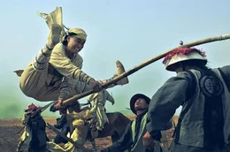 The Freak (Xiaochao Yuan, l.)