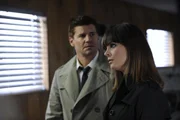 Booth (David Boreanaz, l.); Brennan (Emily Deschanel, r.)
