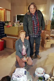 Bernd (Volker Herold, hinten) hofft, dass Helga (Ulrike Mai, vorne) wieder nach Hause kommt und entschuldigt sich bei ihr f&uuml;r sein Verhalten auf dem Rummelplatz.