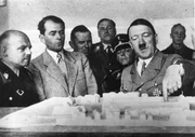 Der deutsche Diktator Adolf Hitler bespricht mit Hitlers Architekt Albert Speer die Pl&auml;ne f&uuml;r ein neues Verwaltungsgeb&auml;ude f&uuml;r die Landesregierung in Weimar