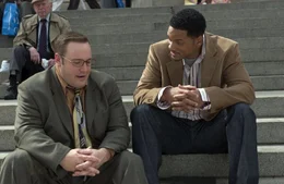 Hitch (Will Smith, r.) ist New Yorks erfolgreichster Heiratsvermittler. Sein Motto: Sp&auml;testens beim dritten Date ist die Frau erobert - sonst gibt es eine Geld-zur&uuml;ck-Garantie. Doch dann bekommt er einen neuen Klienten: Albert (Kevin James, l.) ...