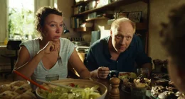 Die Eltern von Franz (Ursula Strauss, Simon Schwarz) lieben ihren Sohn nat&uuml;rlich genau so wie er ist. Aber haben Eltern eine Ahnung, wie es ist, geh&auml;nselt zu werden?