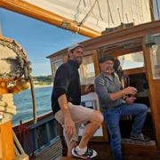 An Bord der Tante Fine entlang der Alabaster K&uuml;ste mit Kapit&auml;n Asterix (re.).