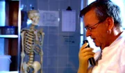 Fall "Letzter Zahltag": Rechtsmediziner Prof. Dr. Wolfgang Eisenmenger aus M&uuml;nchen protokolliert die Ermittlungsergebnisse der Obdukton des Toten.