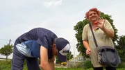 Carmen und Dieter sind heute an der frischen Luft unterwegs. Sie wollen n&auml;mlich Erdbeeren vom Feld pfl&uuml;cken.