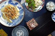 Gyoza, typisch japanische Teigtaschen, werden mit Kohl, gehacktem Schweinefleisch und Gewürzen wie Shiso, Sojasoße oder einem Schuss Sake gefüllt. Gyoza, typisch japanische Teigtaschen, werden mit Kohl, gehacktem Schweinefleisch und Gewürzen wie Shiso, Sojasoße oder einem Schuss Sake gefüllt.
