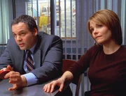Goren (Vincent D'Onofrio) und Eames (Kathryn Erbe) sto&szlig;en auf ein florierendes Drogengesch&auml;ft. Musste deshalb eine &Auml;rztin sterben?