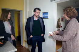 LKA-Kommissar Sascha Bergmann (Hary Prinz) mit Profilerin Nicole Sturm (Bettina Mittendorfer, li.) und dem Medium Vera (Adele Neuhauser).