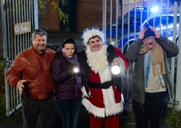Ercan (Aykut Kayacik, li.), Davorka (Katja Liebing), Horst (Johannes Rotter) und Benno (J&uuml;rgen Ri&szlig;mann, r.) brechen nachts beim konkurrierenden Taubenzuchtverein ein.