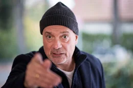 Anja (Andrea Sawatzki, rechts) ist nicht erfreut, Christoph (Christian Berkel) mit seiner Ex-Freundin Monika (Katharina M&uuml;ller-Elmau) zu treffen.; Nach 24 Ehejahren ist bei den Bremermanns die Luft raus: Einvernehmlich beschlie&szlig;en Innendesignerin Anja (Andrea Sawatzki) und Bauingenieur Christoph (Christian Berkel), sich in Frieden scheiden zu lassen.; Christoph (Christian Berkel) f&uuml;hlt sich von Anja (Andrea Sawatzki) &uuml;ber den Tisch gezogen.; Christoph (Christian Berkel) f&uuml;hlt sich von Anja &uuml;ber den Tisch gezogen.