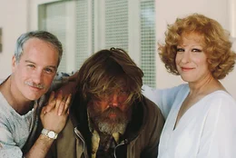 Mit viel Optimismus und sozialem Engagement will das Million&auml;rs-Ehepaar Dave (Richard Dreyfuss, l.) und Barbara (Bette Midler, r.) dem lebensm&uuml;den Gammler Jerry (Nick Nolte, M.) wieder auf die Beine helfen - aber es kommt ganz anders ...