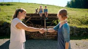Gitti Stettner (Sarah Bauerett, rechts) hat Flori eine zweite Chance gegeben. Links: Floris Mama Eva (Ines Hollinger). Weiteres Bildmaterial finden Sie unter www.br-foto.de.