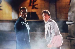 Die beiden Cops Ivan Danko (Arnold Schwarzenegger, l.) und Art Ridzik (James Belushi) k&auml;mpfen sich durch die Unterwelt Chicagos. Ihr Ziel: Einen Drogenbaron am Auslandsgesch&auml;ft hindern.