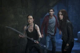 Als Clarys (Lily Collins, r.) Mutter verschwindet, werden sie und ihr bester Freund Simon (Robert Sheehan, M.) in eine Welt katapultiert, die so gar nichts mit der ihren gemein zu haben scheint: D&auml;monen, Vampiere, Magier und Schattenj&auml;ger, wie die Kriegerin Isabella (Jemima West, l.) ...