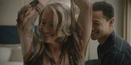 Zwischen Nancy (Emma Thompson) und ihrem Lover Leo Grande (Daryl McCormack) scheint auf Anhieb die Chemie zu stimmen.