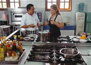 Moderatorin Wasiliki Goutziomitros mit balinesischem Koch.