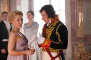 Anna Pavlovna (Gillian Anderson, li.), Vassily Kuragin (Stephen Rea, re.)
