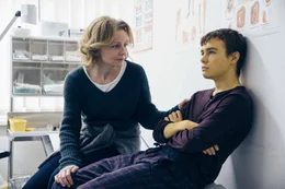 Nachdem Frank (Valentino Fortuzzi, r.) einen Streit zwischen seinen Eltern belauscht hat, ist er davon &uuml;berzeugt, dass seine Mutter (Carina Wiese, l.) ihn gerne loswerden w&uuml;rde. Im Bad entdeckt er noch volle Tablettenpackungen ...