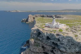 Der Leuchtturm am Cap de Cavalleria thront in einer H&ouml;he von mehr als 100 Metern &uuml;ber den Kalkfelsen.