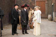 Inspector Thomas Brackenreid (Thomas Craig, L ), Detective William Murdoch( Yannick Bisson, M ), Cecily Welsh (Chantal Craig, R )