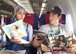 Yagmur (Pegah Ferydoni, l.); Costa (Arnel Taci, r.)