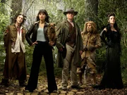 DG (Zooey Deschanel, 2.v.l.) nimmt gemeinsam mit ihren neuen Freunden, Glitch (Alan Cumming, l), Cain (Neal McDonough, m) und Raw (Raoul Trujillo, 2. v. r.), die sie in der Zauberwelt Oz kennengelernt hat, den Kampf gegen die b&ouml;se K&ouml;nigin Azkadelia (Kathleen Robertson, r.) auf.