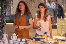 Die Landfrauen Johanna (Yasmina Djaballah, li.) und Bine (Maike Johanna Reuter, re.) haben alles im Blick.