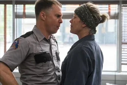 Dixon (Sam Rockwell, l.); Mildred (Frances McDormand, r.)