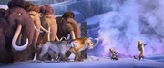 Als ihre Welt droht, zerst&ouml;rt zu werden, begeben sich (v.l.n.r.) Julian, Peaches, Ellie, Shira, Manny, Diego, Crash, Eddie und Buck auf eine Abenteuerreise ...