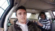 Richard Hammond (l.) und James May sitzen in einer Mercedes S-Klasse, die von Jeremy Clarkson umgestaltet wurde.