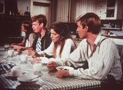 Bei Tisch diskutieren Erin (Mary Elizabeth McDonough, l.), Jason (Jon Walmsley, 2.v.l.), Mary Ellen (Judy Norton-Taylor, 2.v.r.) und John- Boy (Richard Thomas) ausgiebig Jasons Zukunftspläne. Bei Tisch diskutieren Erin (Mary Elizabeth McDonough, l.), Jason (Jon Walmsley, 2.v.l.), Mary Ellen (Judy Norton-Taylor, 2.v.r.) und John- Boy (Richard Thomas) ausgiebig Jasons Zukunftspläne.