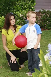 M.J. (Mason Vale Cotton, r.) kommt bereits zum zweiten Mal mit einer Verletzung und kaputtem Shirt nach Hause. Susan (Teri Hatcher, l.) will wissen, wer ihn ärgert, doch M.J. will nichts verraten ...