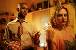 Leslie (Eva Hassmann, r.) und Koofi (Tyron Ricketts, l.) kommen sich - zun&auml;chst zwangsweise - beim Absp&uuml;len n&auml;her.