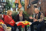 Erika (Madeleine Lierck-Wien, l.) und Inge (Peggy Lukac, M.) suchen mit Hannes (Claus Dieter Clausnitzer, r.) nach einer Lösung für die mißlungenen Schürzen. Erika (Madeleine Lierck-Wien, l.) und Inge (Peggy Lukac, M.) suchen mit Hannes (Claus Dieter Clausnitzer, r.) nach einer Lösung für die mißlungenen Schürzen.