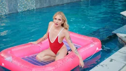 Vor den Dreharbeiten stehen f&uuml;r Bella (Sofia Kappel) h&auml;ufig noch Fotosessions f&uuml;r das Marketing an.
