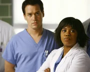 Durch die Ereignisse der Nacht trifft Richard eine Entscheidung: Alle müssen mit anpacken und den Ruf des Seattle Grace wiederherstellen. George (T.R. Knight, l.) und Bailey (Chandra Wilson, r.) hören ihm gespannt zu ... Durch die Ereignisse der Nacht trifft Richard eine Entscheidung: Alle müssen mit anpacken und den Ruf des Seattle Grace wiederherstellen. George (T.R. Knight, l.) und Bailey (Chandra Wilson, r.) hören ihm gespannt zu ...
