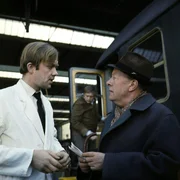 l-r: Kellner Ahrens (Martin L&uuml;ttge), Kommissar Keller (Erik Ode)