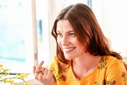 Beim Abendessen hat Lucy (Lily Sullivan) eine verr&uuml;ckte Idee.